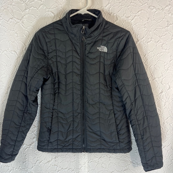 The North Face Light weight Puffer Jacket - Picture 1 of 11